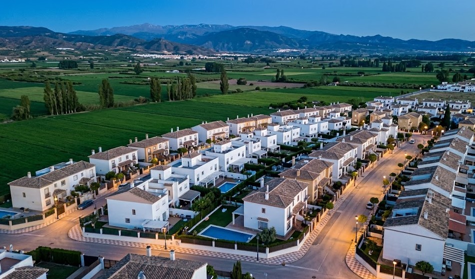 Vista paisajística del atardecer sobre las casas y chalets de la urbanización El Ventorrillo y Cúllar Vega